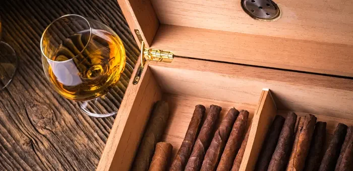 Aufnahme einer Schachtel Zigarren und Whisky