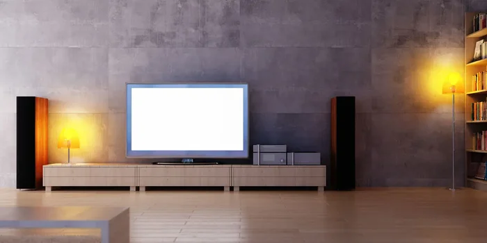 4K-Fernseher mit Heimkino-Surround-Anlage im Wohnzimmer.