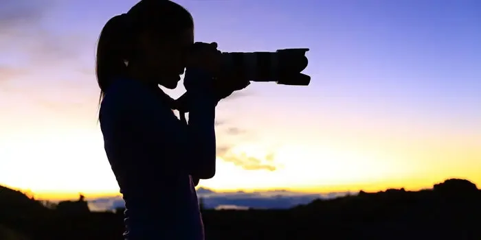 Frau fotografiert während eines Sonnenuntergangs