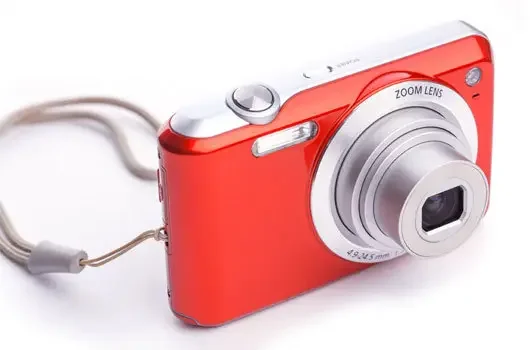 Rote Kompaktkamera mit ausgefahrenem Objektiv