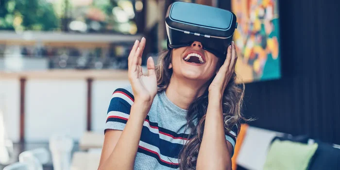 Junge Damen probiert sich mit der VR-Brille im Wohnzimmer