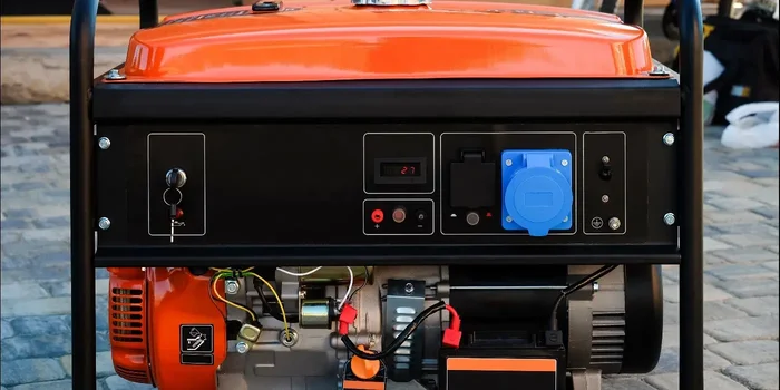 Nahaufnahme eines modernen, tragbaren Stromerzeugers in orange-schwarzem Design