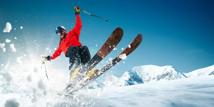 Skifahrer:in fährt durch Tiefschnee