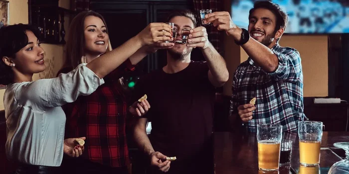 Gruppe von Freunden stößt mit Vodka an
