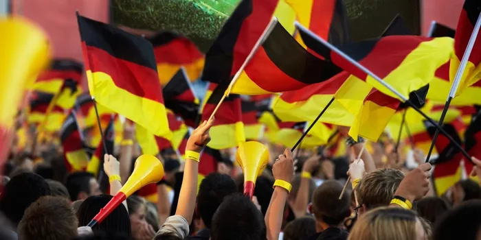 Menschen wedeln beim Public Viewing mit Deutschlandfahnen