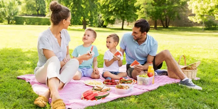 Familie beim Picknicken im Park