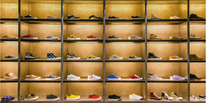 Diverse Sneaker sind in einem Regal aufgereiht