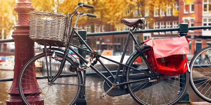 Fahrrad mit Fahrradtasche und Fahrradkorb ausgestattet