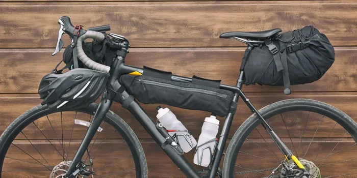 Rennrad ist mit diversen Fahrradtaschen als Transportmöglichkeit ausgestattet