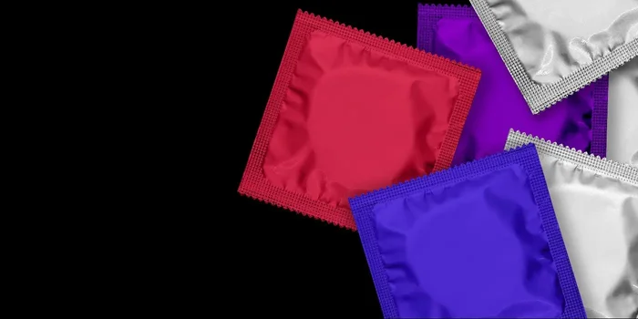 Kondome liegen auf einem schwarzen Untergrund