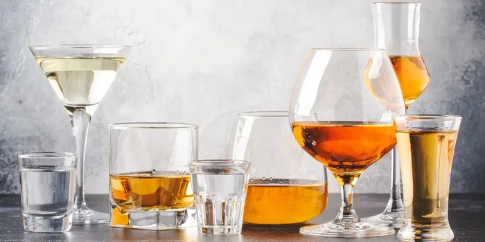 Verschiedenen Glas-Variationen mit alkoholischen Getränken
