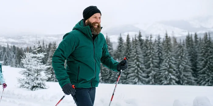 Aufnahme eines Mannes, der eine winterliche Bekleidung trägt und Skilanglauf ausübt