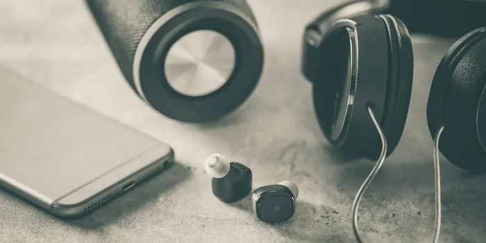 Samsung Kopfhörer liegen neben einer Box und einem Smartphone