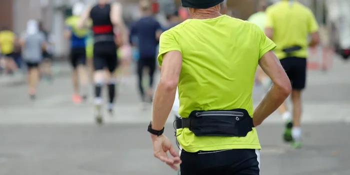 Person läuft einen Marathon mit Bauchtasche