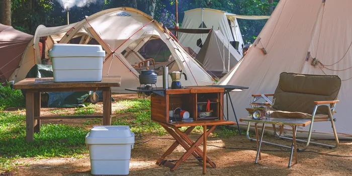 Auf einem Campingplatz stehen Zelte und Campingzubehör