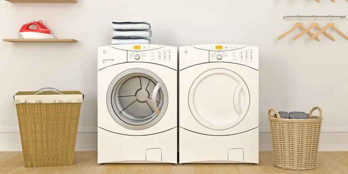 Waschraum mit Waschmaschine, Trockner und Bügeleisen