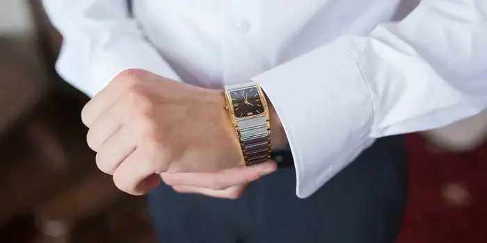 Nahaufnahme einer modernen Armbanduhr, welche gerade angelegt wird.