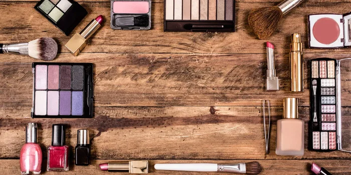 Eine große Auswahl an unterschiedlichem Make-up auf einem Holztisch