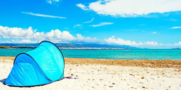 Blaue Strandmuschel an einem Strand in idyllischer Lage