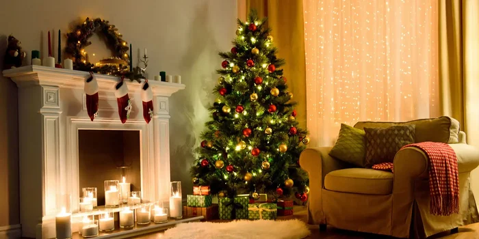 Ein Weihnachtsbaum steht in einem geschmückten Wohnzimmer
