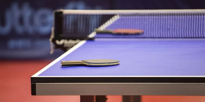 Eine blaue Tischtennisplatte mit Schlägern
