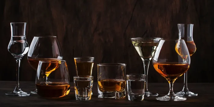 Alle Arten der Whiskygläser stehen nebeneinander