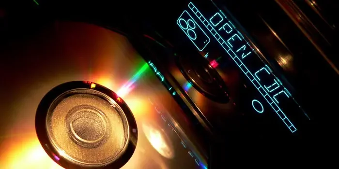 CD liegend in einem offenen CD-Fach - darüber das Display des CD-Radios