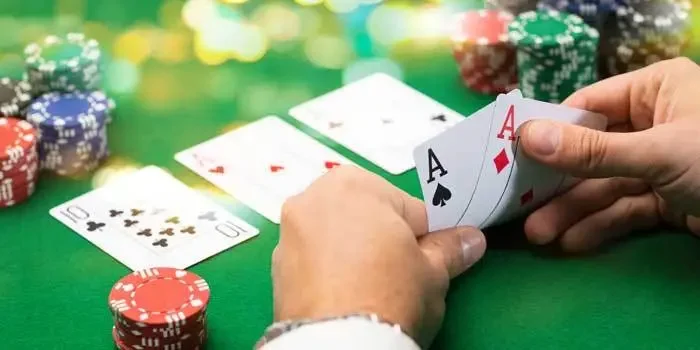 Aufnahme der Hand eines Pokerspielers mit einer Doppel-Ass.