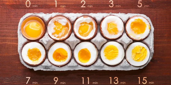 Eier mit verschiedenem Härtegrad und die jeweils dazugehörige Angabe der Kochzeit