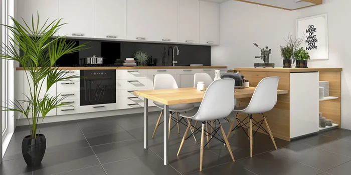 Eine moderne Küchenzeile, die zugleich ein Esstisch und Stühle beinhaltet