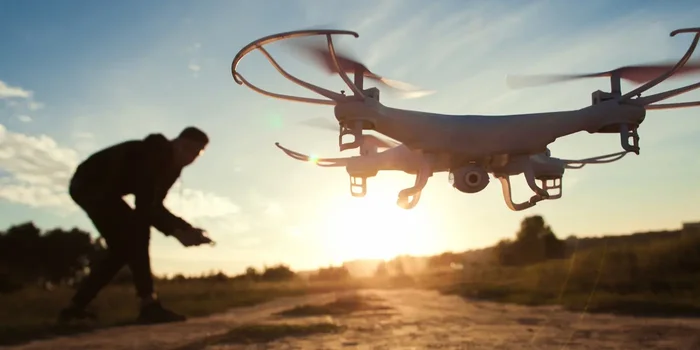 Mann lässt die Drohne mit einem Controller in die Höhe steigen