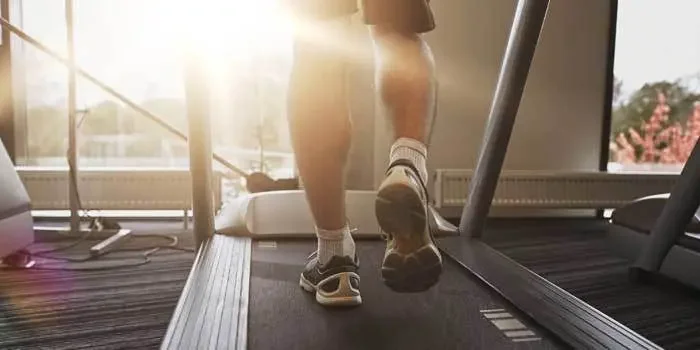 Aufnahme der Beine eines Mannes auf dem Laufband.