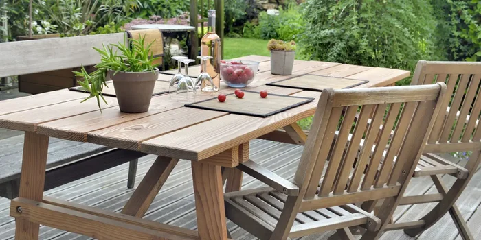 Gartentisch und -stühle aus Holz auf einer Terrasse