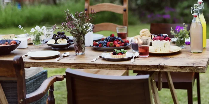 Gartentisch mit Getränken und Obst gedeckt