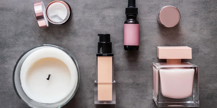 Mehrere Make-up Produkte liegen auf einem Tisch