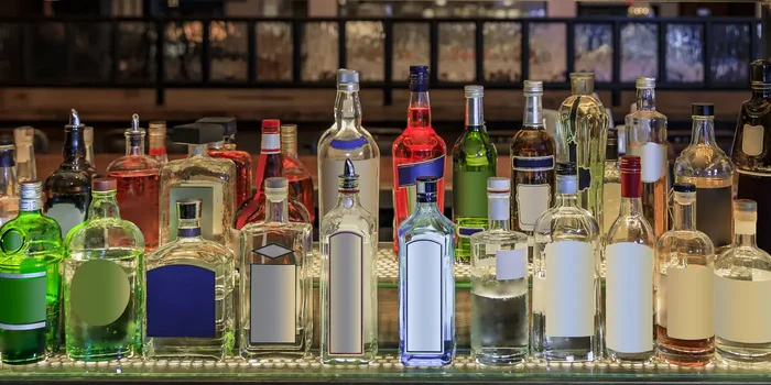 Gin-Flaschen stehen aufgereiht hinter einer Bar