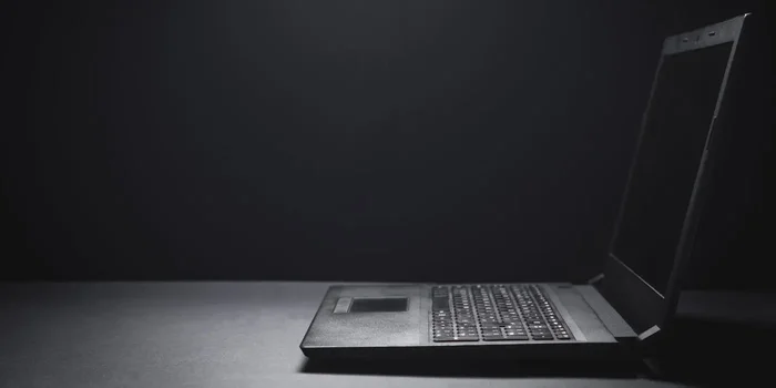 Seitliche Ansicht eines aufgeklappten Intel Notebooks in schwarz