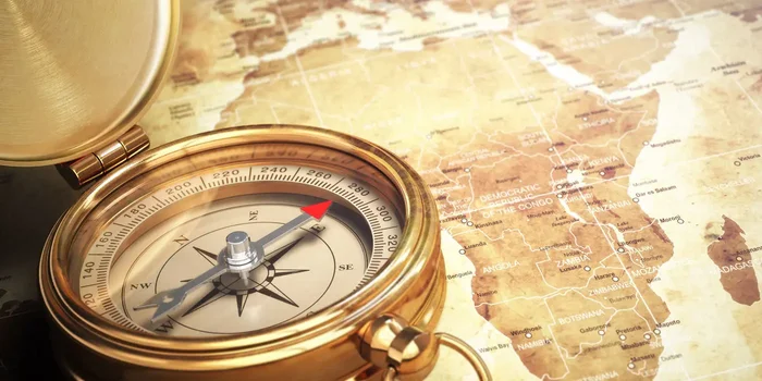 Klassischer alter Kompass liegt auf eine Weltkarte