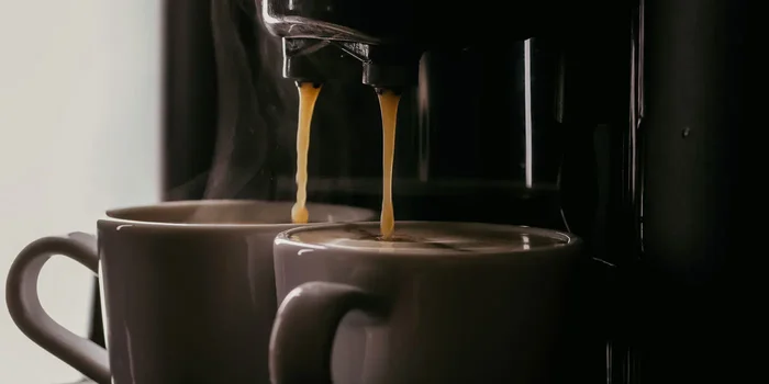 Detailaufnahme des Kaffeeauslaufs im laufenden Betrieb