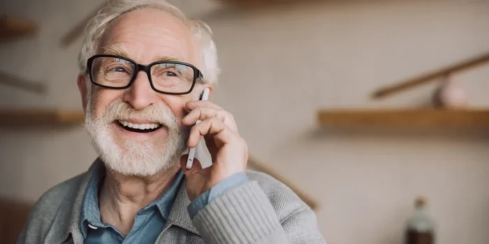 Ein Mann telefoniert über sein Seniorenhandy