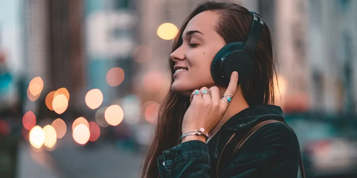Frau genießt Musik mit ihren Kopfhörern