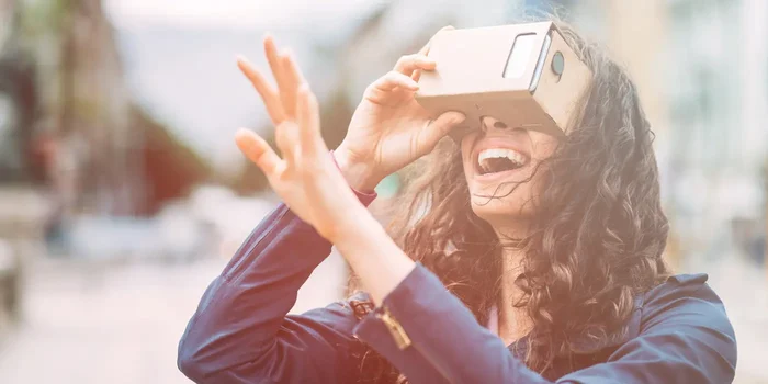 Dank Halterung für das Smartphone die Virtual Reality Outdoor nutzen