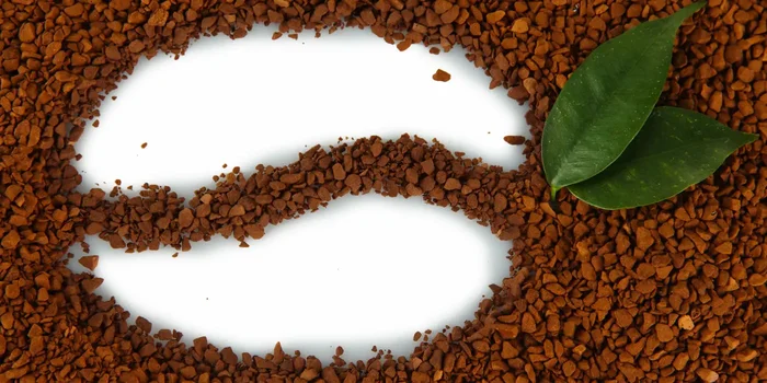 Aus Kaffeegranulat geformtes Bild einer Kaffeebohne