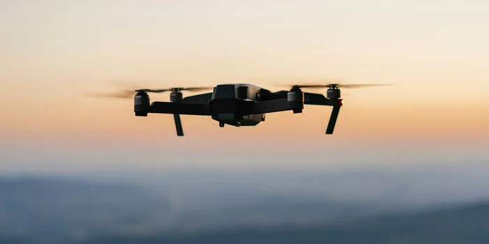 Drohne steigt in den abendlichen Himmel auf