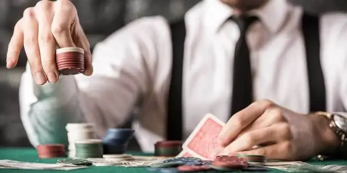 Aufnahme eines Mannes, welcher gerade Poker spielt.