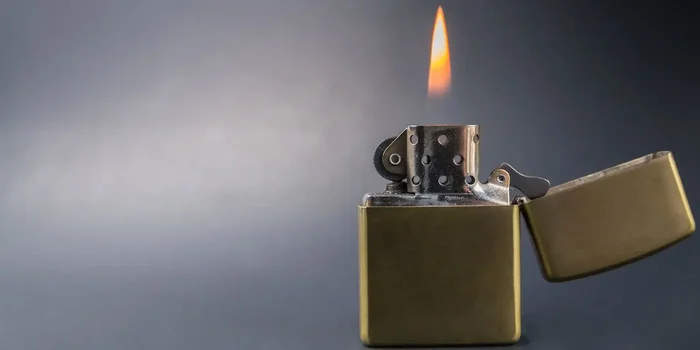 Ein flammendes Zippo-Feuerzeug in goldener Ausführung.