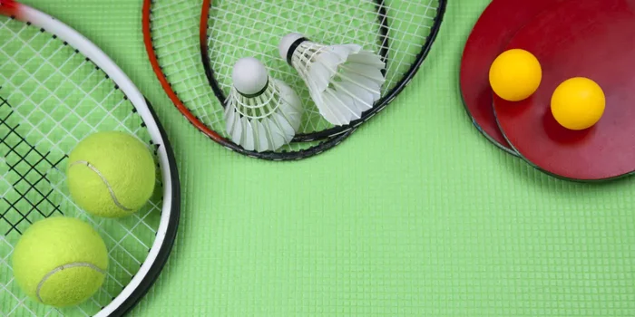 Tennis-, Tischtennis- und Badmintonschläger mit Bällen