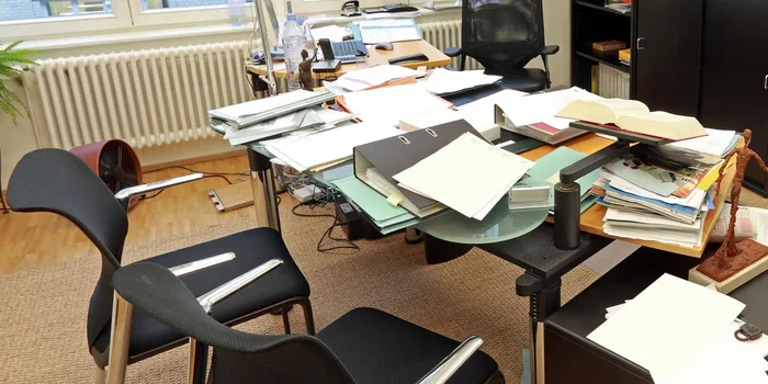 Ein völlig überladener und unaufgeräumter Schreibtisch