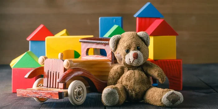 Teddy, Spielzeugauto aus Holz und farbige Bauklötze aus Holz