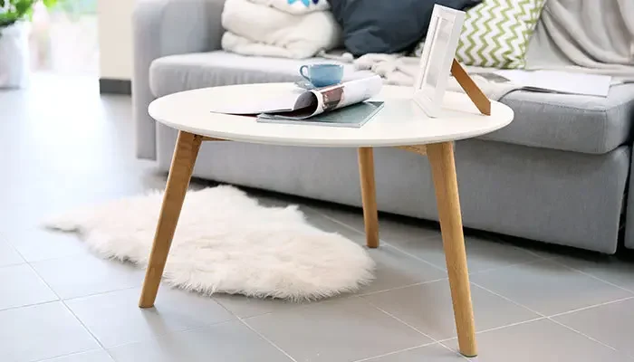 Aufnahme eines weißen Couchtisches vor einem Sofa
